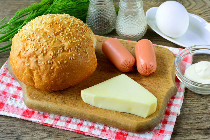 Fried eggs in a bun "Heart" - an original snack and the beginning of the day