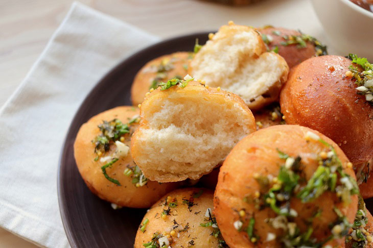 Garlic donuts - a special aroma and taste