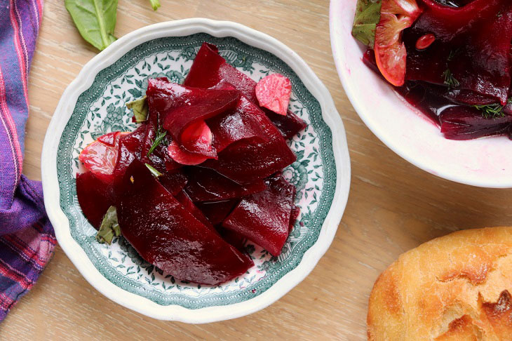 Pickled beets in Greek style - a delicious and interesting snack