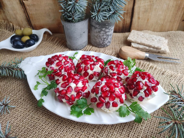 Cheese balls in pomegranate - a bright snack on the festive table