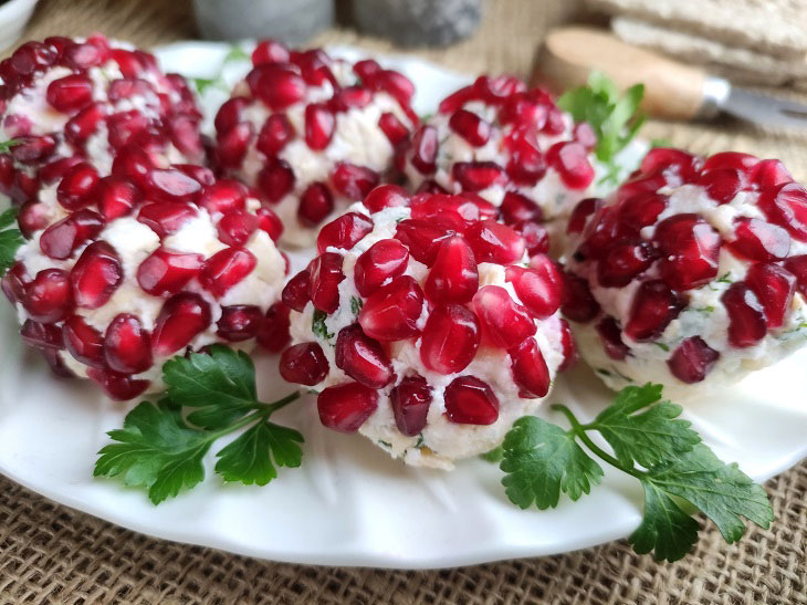 Cheese balls in pomegranate - a bright snack on the festive table
