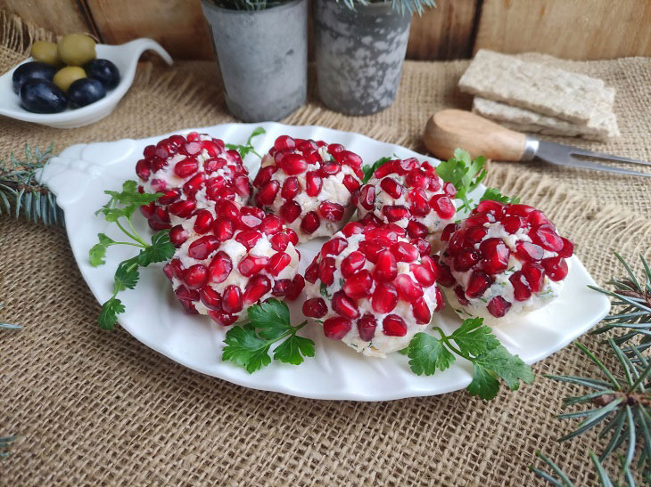 Cheese balls in pomegranate - a bright snack on the festive table