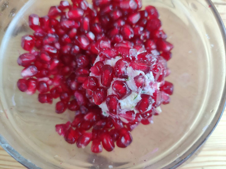 Cheese balls in pomegranate - a bright snack on the festive table