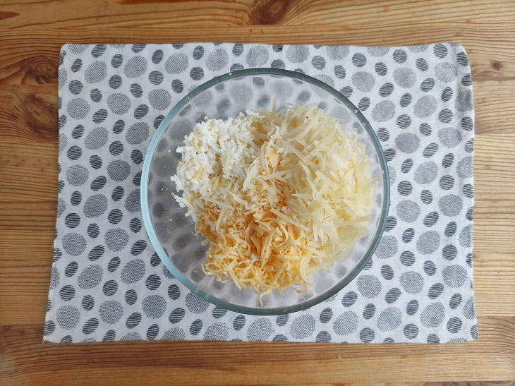 Cheese balls in pomegranate - a bright snack on the festive table