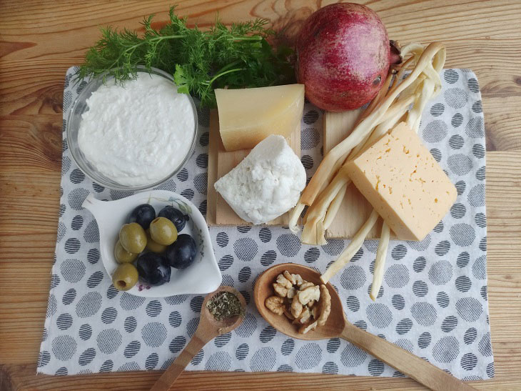 Cheese balls in pomegranate - a bright snack on the festive table