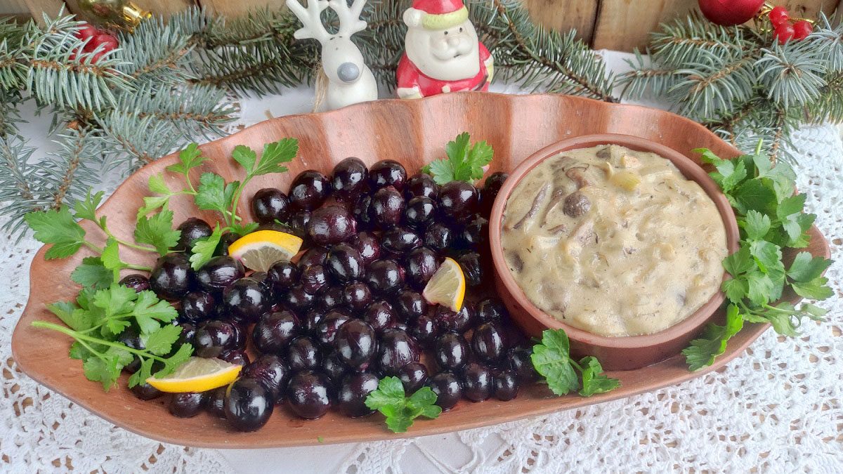 Fried grapes with mushroom sauce – an interesting snack on the festive table