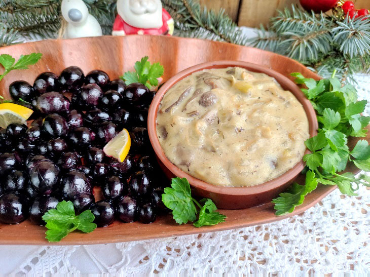 Fried grapes with mushroom sauce - an interesting snack on the festive table
