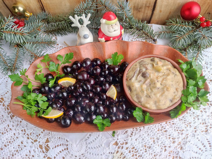 Fried grapes with mushroom sauce - an interesting snack on the festive table