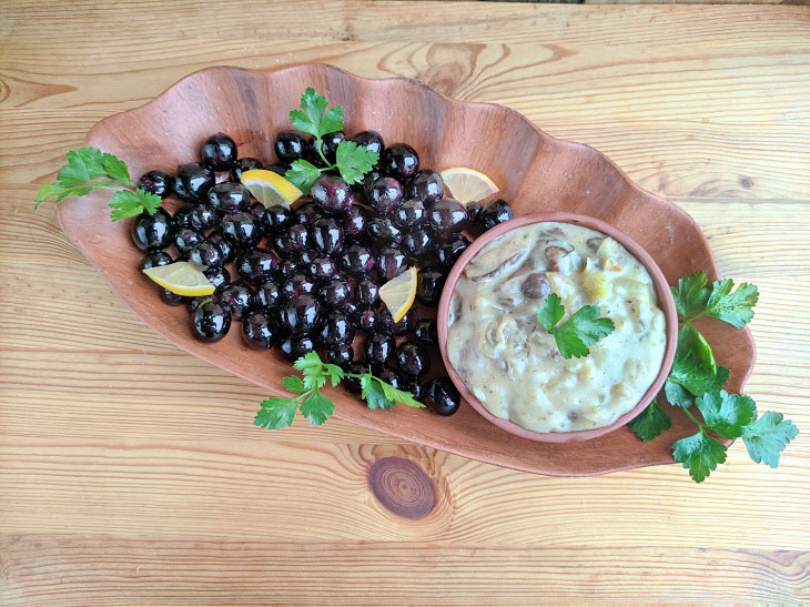 Fried grapes with mushroom sauce - an interesting snack on the festive table