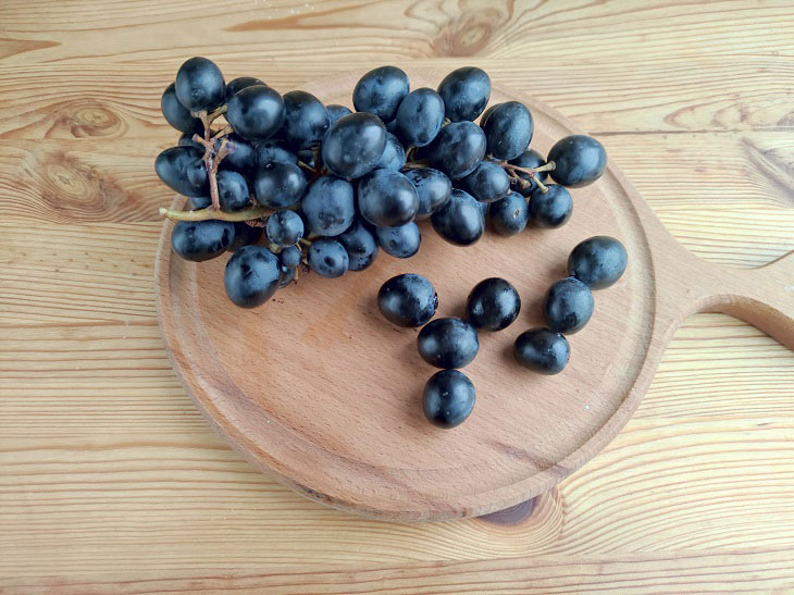 Fried grapes with mushroom sauce - an interesting snack on the festive table