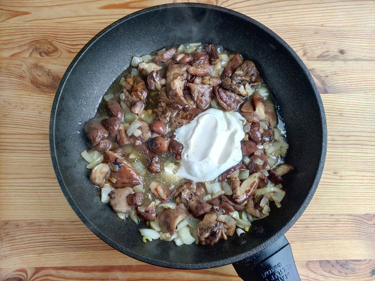 Fried grapes with mushroom sauce - an interesting snack on the festive table