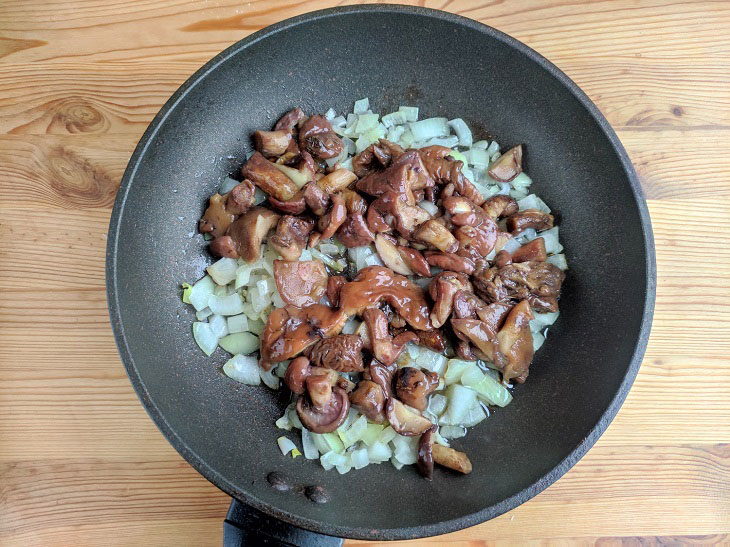 Fried grapes with mushroom sauce - an interesting snack on the festive table