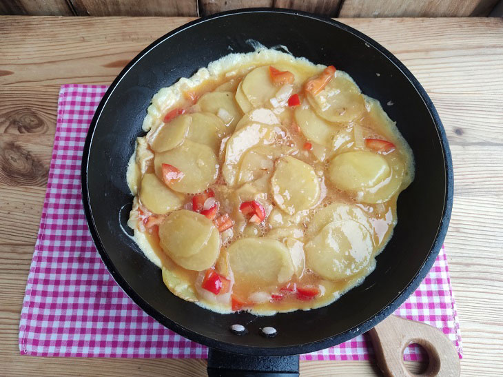Spanish omelette with potatoes - an original and hearty recipe