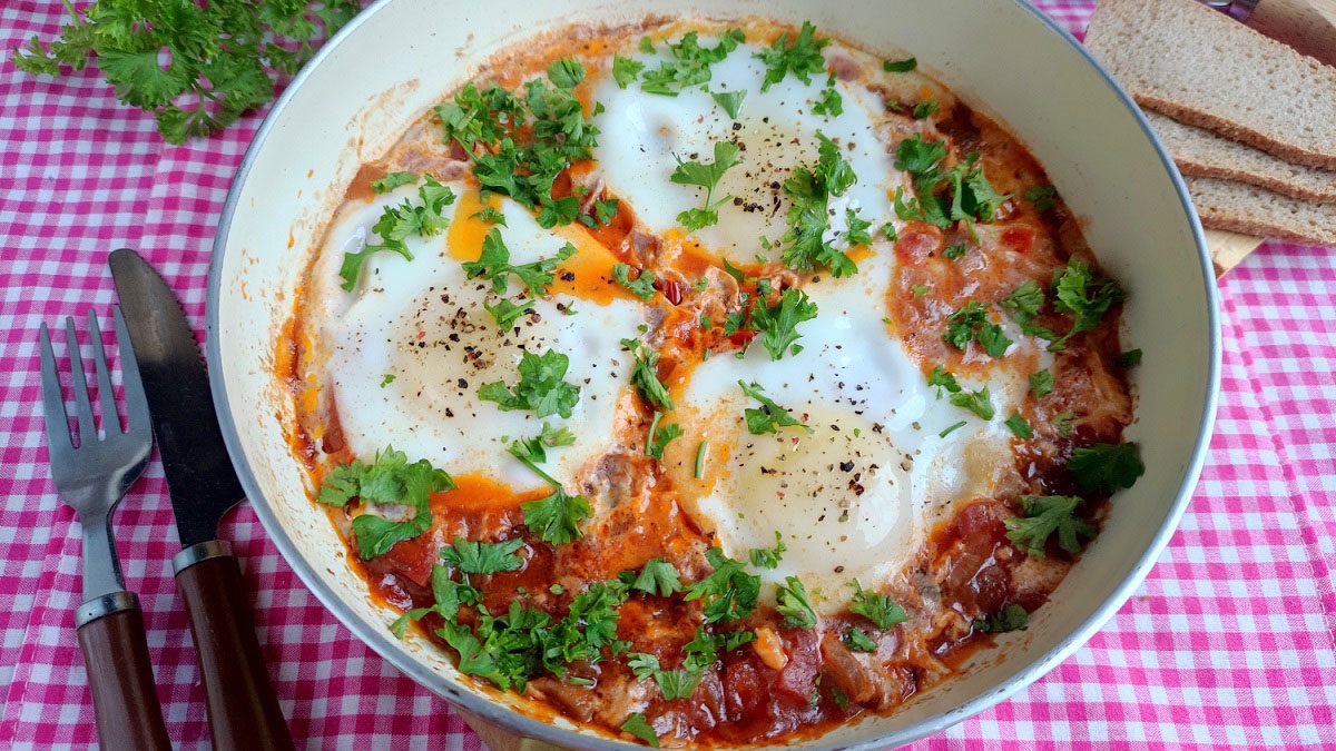 Georgian scrambled eggs “Chirbuli” – a bright and spicy recipe