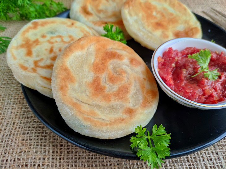 Garlic cakes at home - soft, crunchy and fragrant