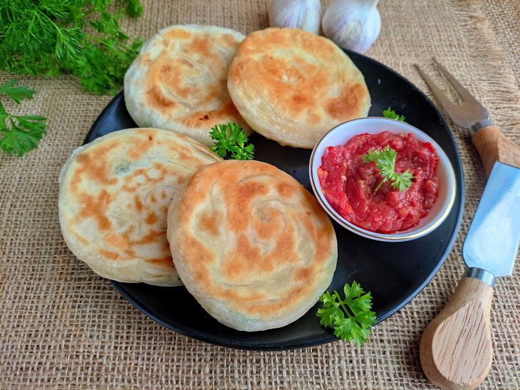 Garlic cakes at home - soft, crunchy and fragrant