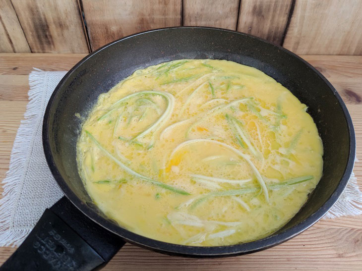 Omelet with zucchini - a tender and tasty summer dish