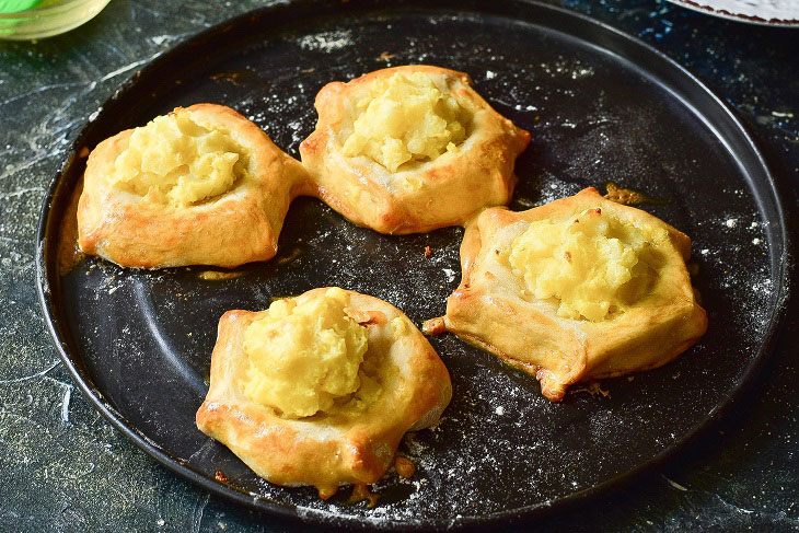 Ural-style shangi with potatoes - delicious and original pastries