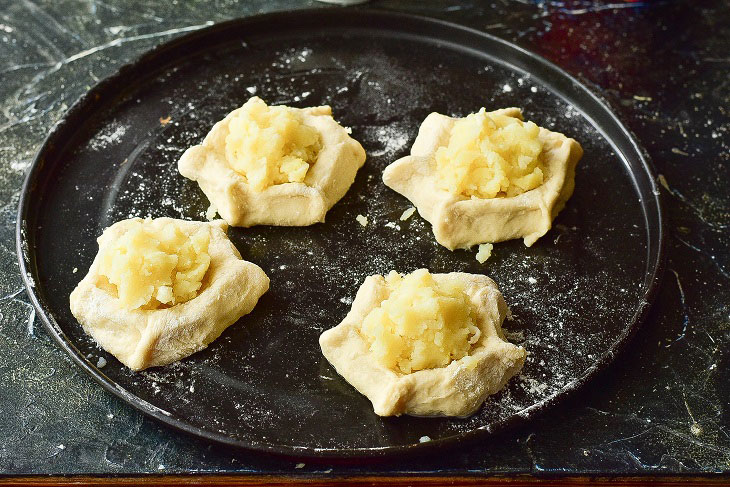 Ural-style shangi with potatoes - delicious and original pastries