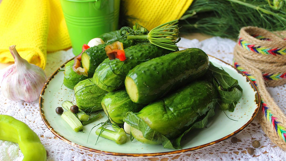 Lightly salted cucumbers in a saucepan – fragrant and crispy