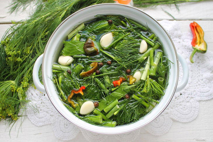 Lightly salted cucumbers in a saucepan - fragrant and crispy