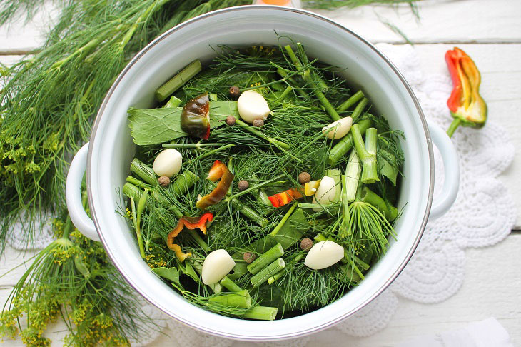 Lightly salted cucumbers in a saucepan - fragrant and crispy