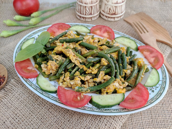 Garlic arrows with egg - a delicious summer snack