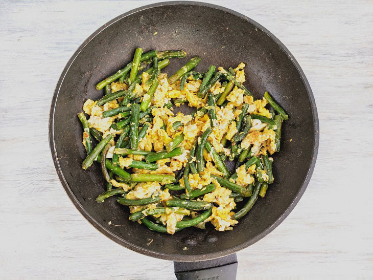 Garlic arrows with egg - a delicious summer snack