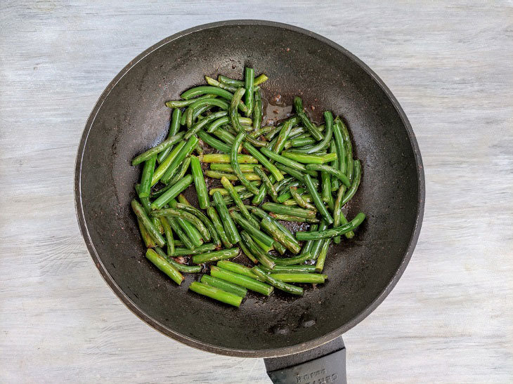 Garlic arrows with egg - a delicious summer snack