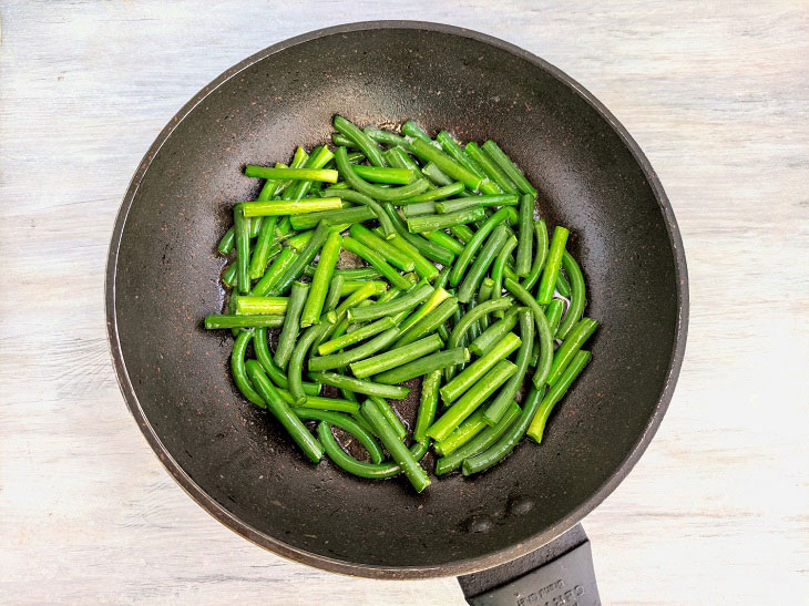 Garlic arrows with egg - a delicious summer snack