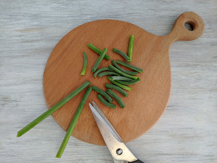 Garlic arrows with egg - a delicious summer snack