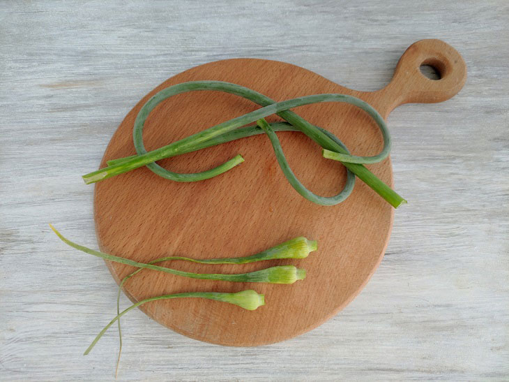 Garlic arrows with egg - a delicious summer snack