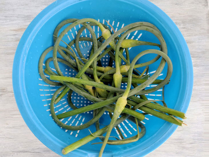 Garlic arrows with egg - a delicious summer snack