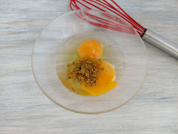 Garlic arrows with egg - a delicious summer snack