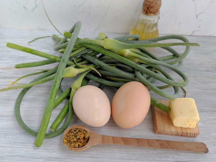 Garlic arrows with egg - a delicious summer snack