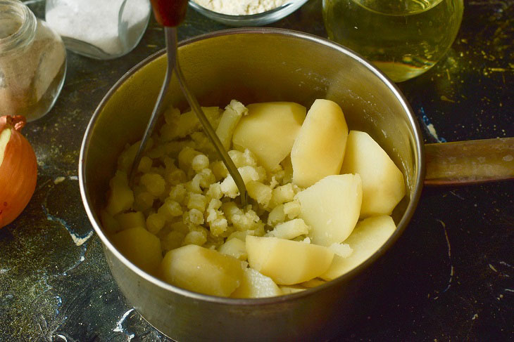 Potato skewers - an interesting and tasty snack of Czech cuisine