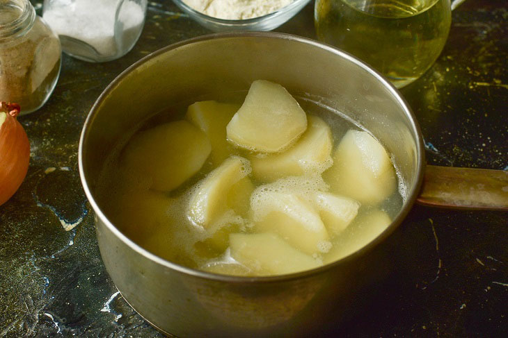 Potato skewers - an interesting and tasty snack of Czech cuisine