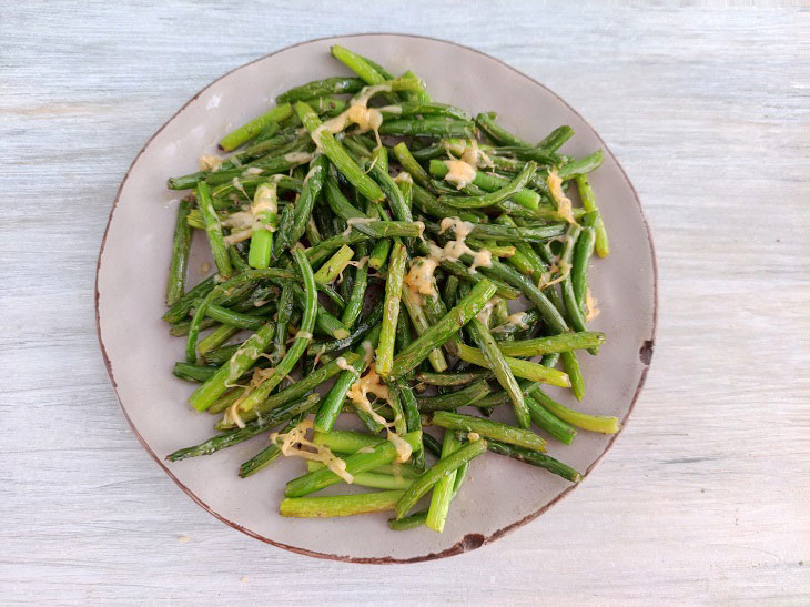 Fried garlic arrows - a simple and tasty summer snack