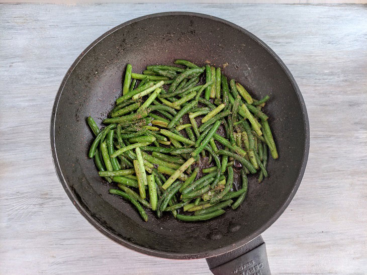 Fried garlic arrows - a simple and tasty summer snack