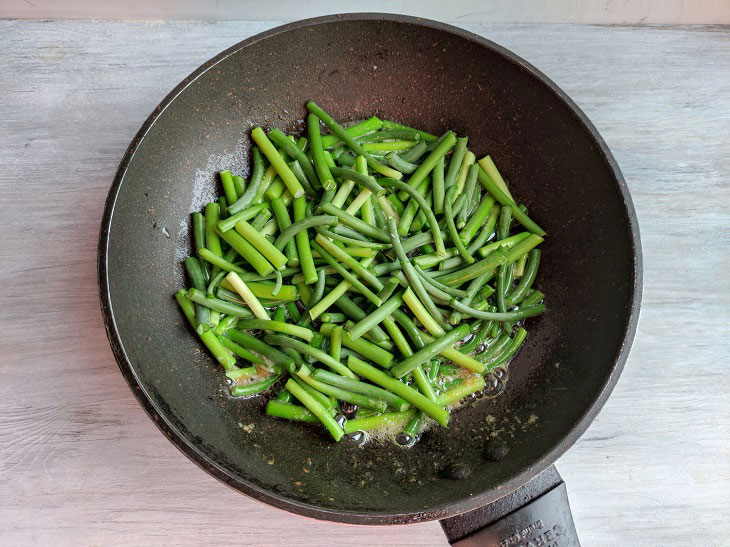 Fried garlic arrows - a simple and tasty summer snack