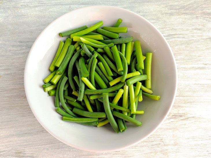 Fried garlic arrows - a simple and tasty summer snack