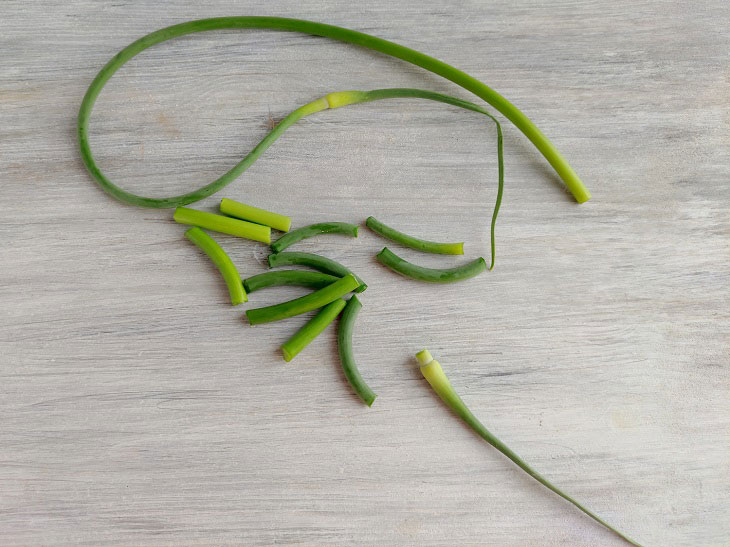 Fried garlic arrows - a simple and tasty summer snack