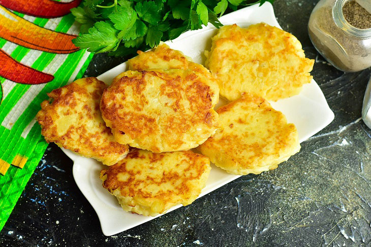 Potato patties with ham in a pan - tasty and easy
