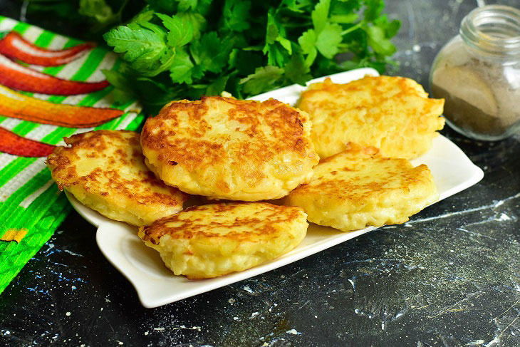 Potato patties with ham in a pan - tasty and easy