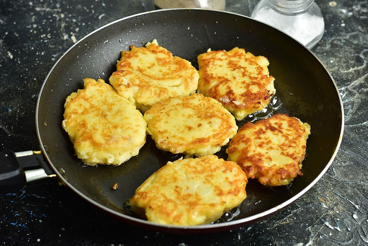 Potato patties with ham in a pan - tasty and easy