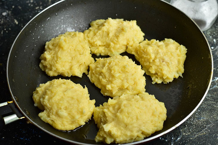 Potato patties with ham in a pan - tasty and easy