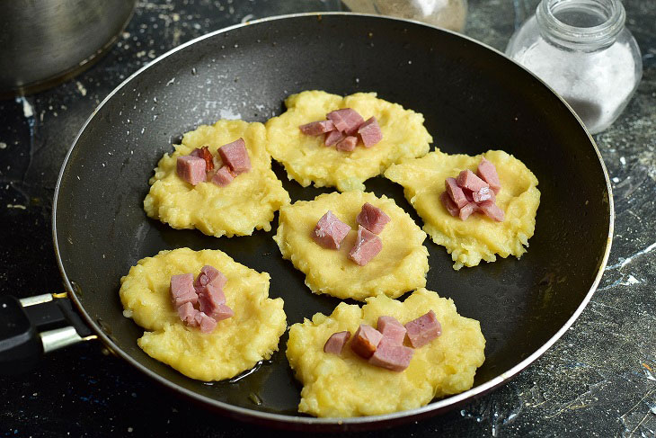 Potato patties with ham in a pan - tasty and easy