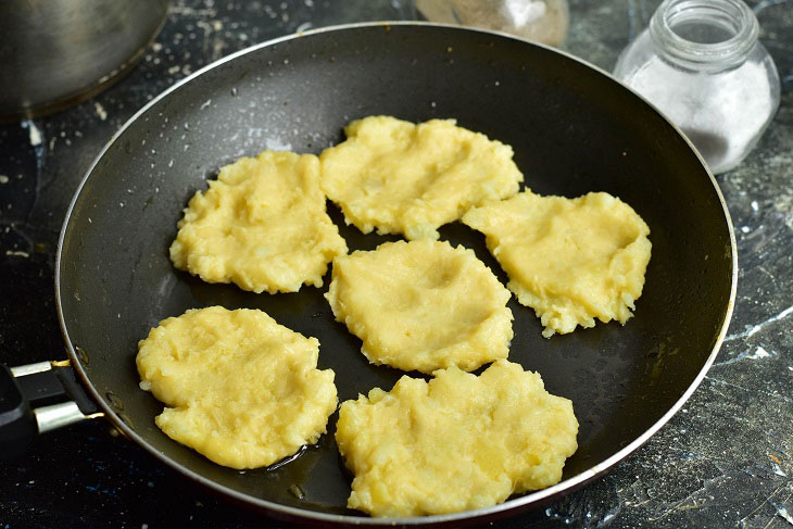 Potato patties with ham in a pan - tasty and easy