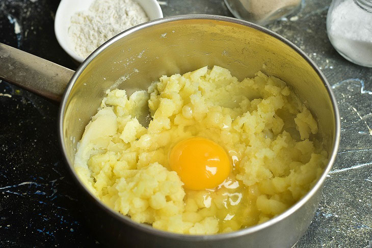 Potato patties with ham in a pan - tasty and easy