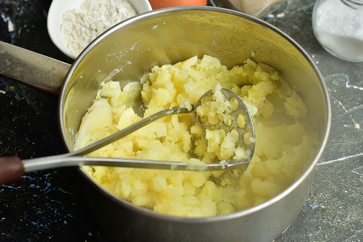 Potato patties with ham in a pan - tasty and easy